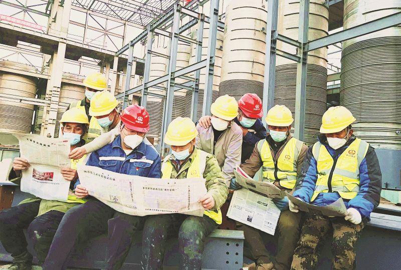 中鐵電氣化局黨的二十大精神進(jìn)一線、進(jìn)班組。11月24日,中國(guó)中鐵電氣化局集團(tuán)太原凱賽工業(yè)園區(qū)DN-340項(xiàng)目經(jīng)理賈磊(左四)在工作之余向勞務(wù)工宣講黨的二十大精神。圖為該項(xiàng)目部鋼結(jié)構(gòu)安裝勞務(wù)班組在工地學(xué)習(xí)黨的二十大精神。(解國(guó)嵩 攝)_副本 中鐵電氣化局黨的二十大精神進(jìn)一線、進(jìn)班組。11月24日,中國(guó)中鐵電氣化局集團(tuán)太原凱賽工業(yè)園區(qū)DN-340項(xiàng)目經(jīng)理賈磊(左四)在工作之余向勞務(wù)工宣講黨的二十大精神。圖為該項(xiàng)目部鋼結(jié)構(gòu)安裝勞務(wù)班組在工地學(xué)習(xí)黨的二十大精神。(解國(guó)嵩 攝)_副本